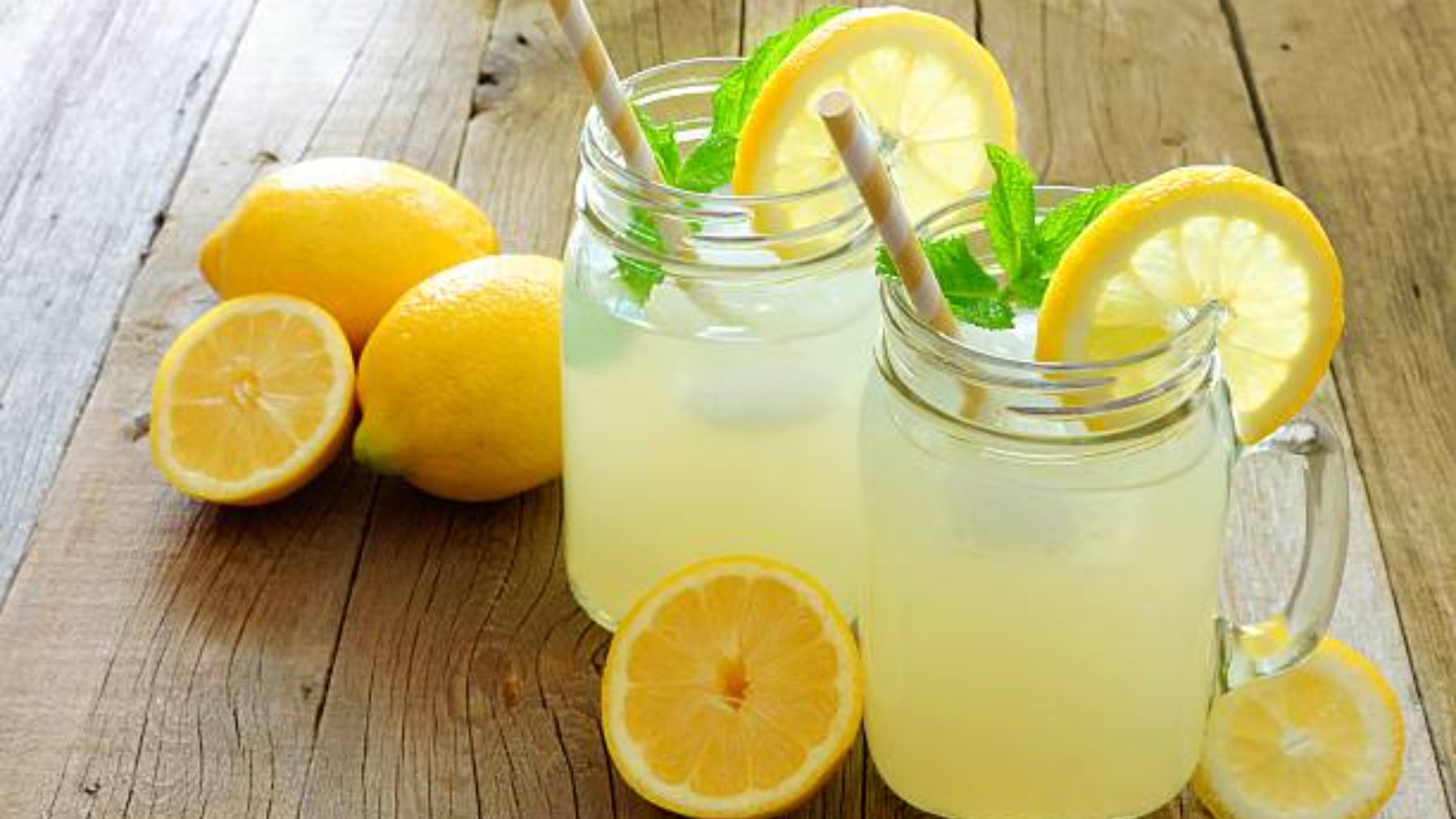 El trucazo para lograr que el azúcar no se quede abajo en tu limonada casera