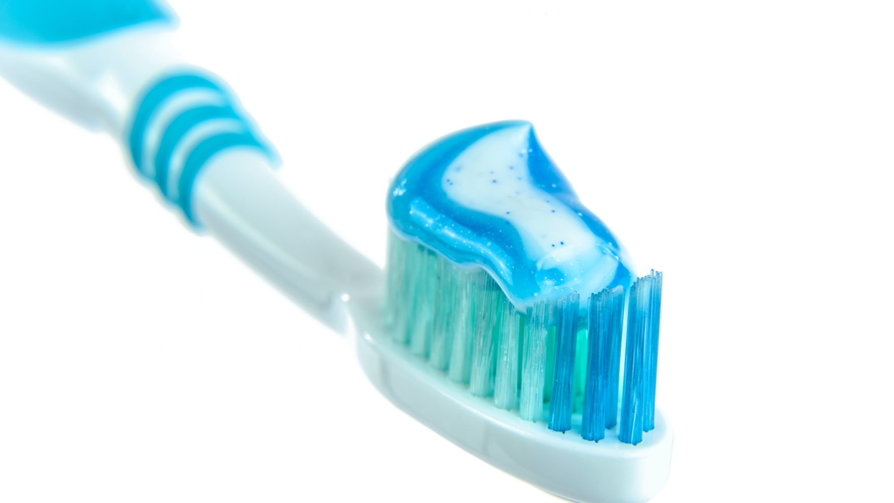 El truco del cepillo de dientes para dejar como nueva tu ropa más sucia