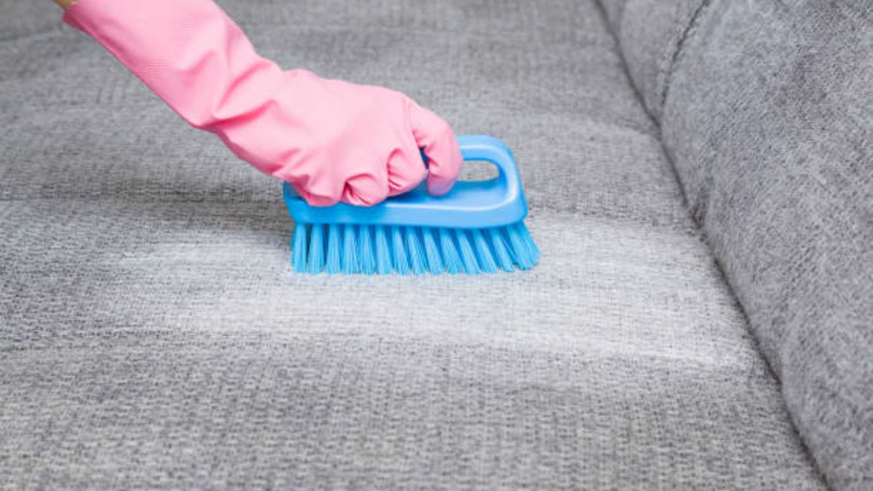 El truco viral para limpiar a fondo tu sofá sin nada de esfuerzo
