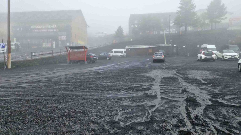 El volcán más activo de Europa entra en erupción; suspenden vuelos