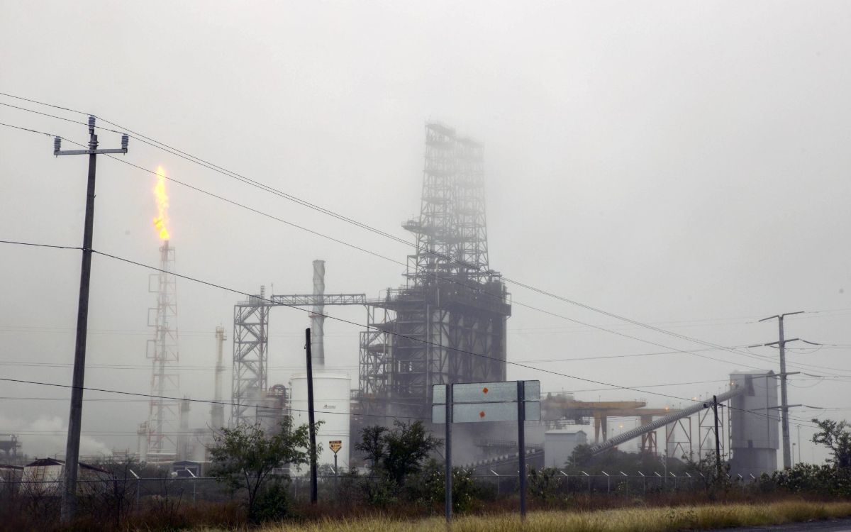 En Cadereyta se quema combustóleo prohibido mundialmente por contaminante: Senador