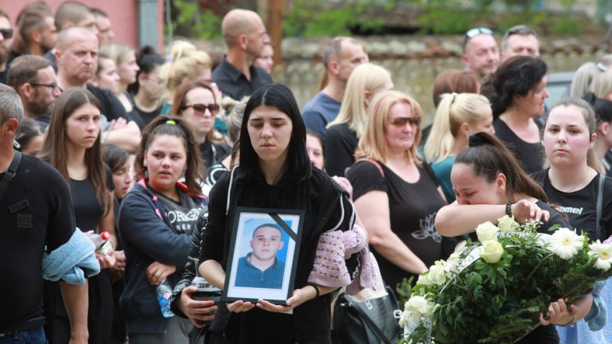 En medio del dolor, dan el último adiós a muertos en masacres en Serbia
