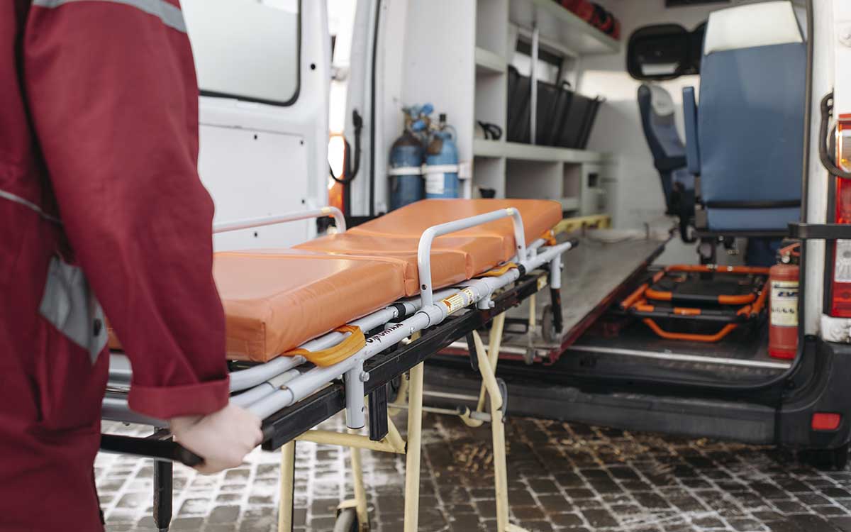 Fiscalía CDMX investiga muerte de anciana tras caer de una ambulancia