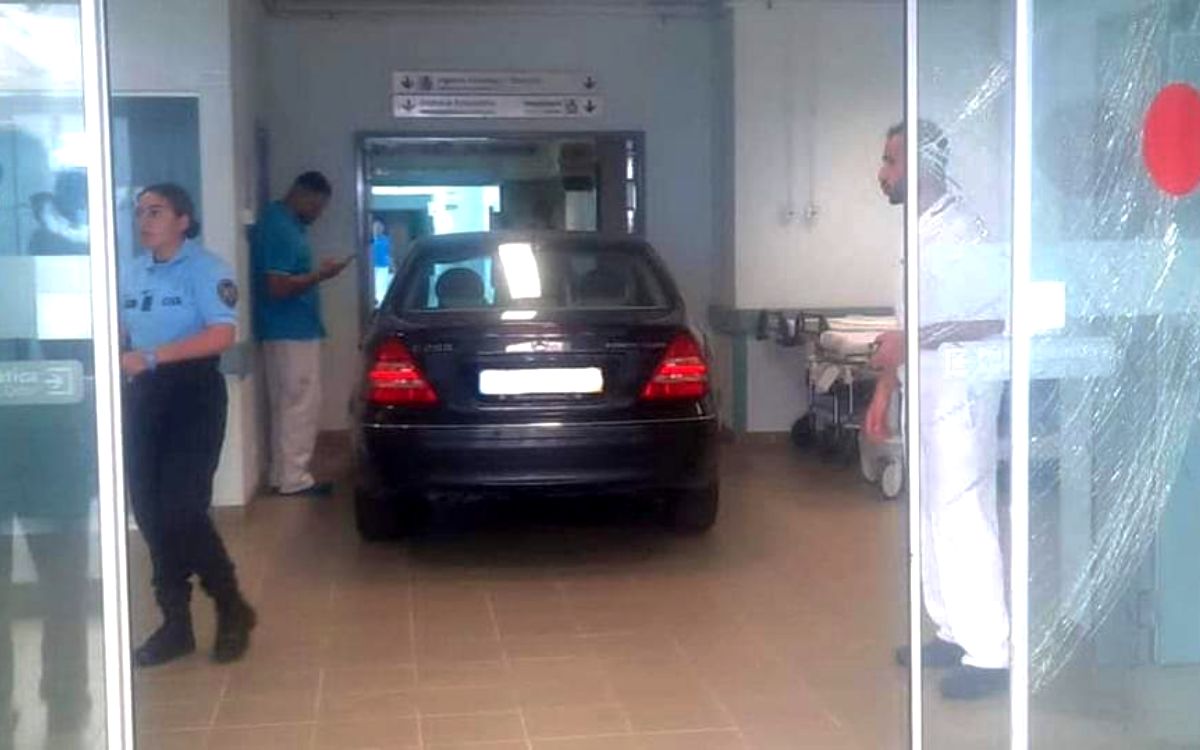 Hombre invade con su coche sala de urgencias y exige ser atendido