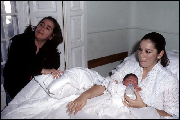 Doña Ana e Isabel Pantoja con su hijo Kiko en brazos / Gtres