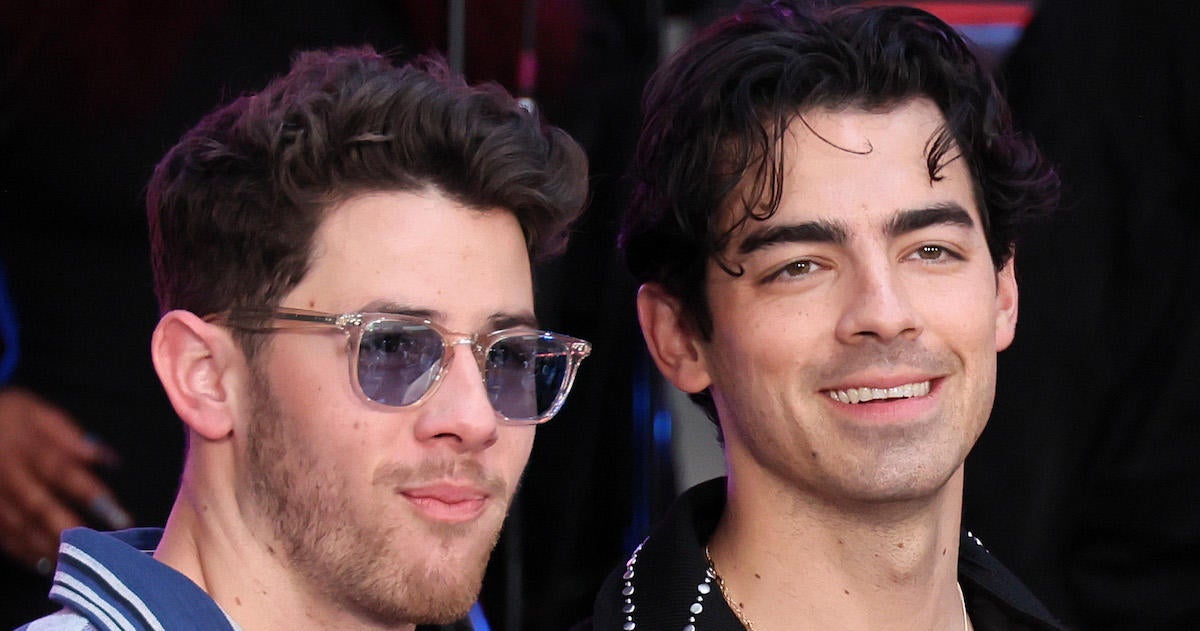 Joe Jonas admite que ‘lloró hasta los ojos’ cuando contrataron al hermano Nick en ‘The Voice’ Over Him