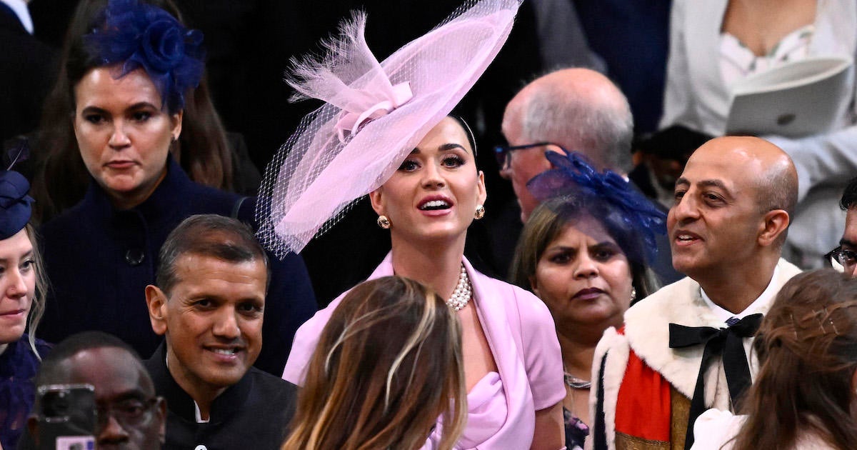 Katy Perry no puede encontrar su asiento en el incómodo momento de la coronación