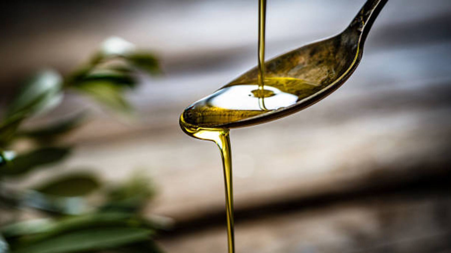 La curiosa razón por la que el aceite de oliva pica en la garganta