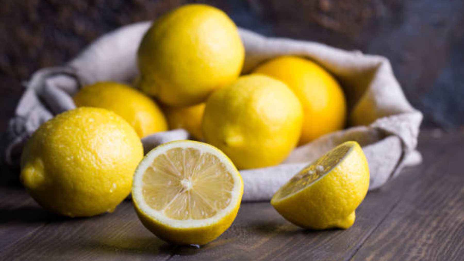 La curiosa razón por la que la gente está poniendo limones en su baño