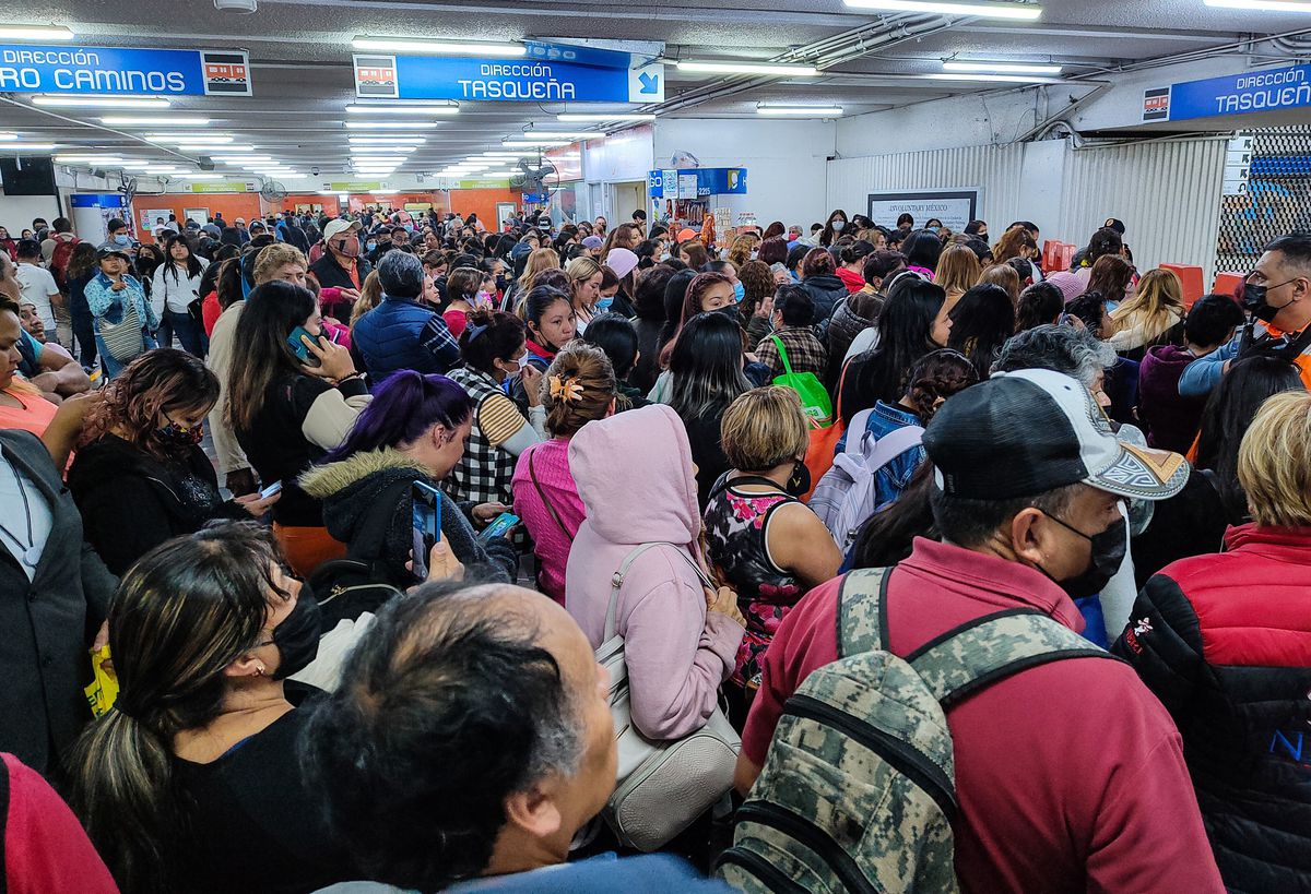 “La gente estaba enojada”: los retrasos y la saturación en el Metro de Ciudad de México provocan la desesperación en los viajeros