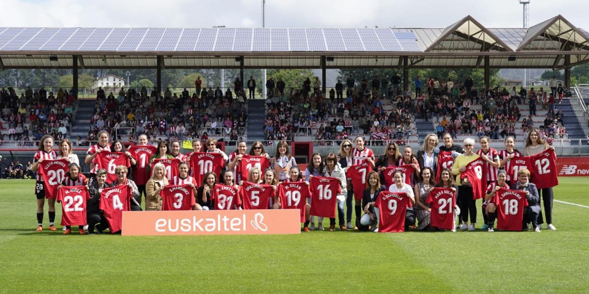 La original celebración del Día de la Madre de las jugadoras del Athletic