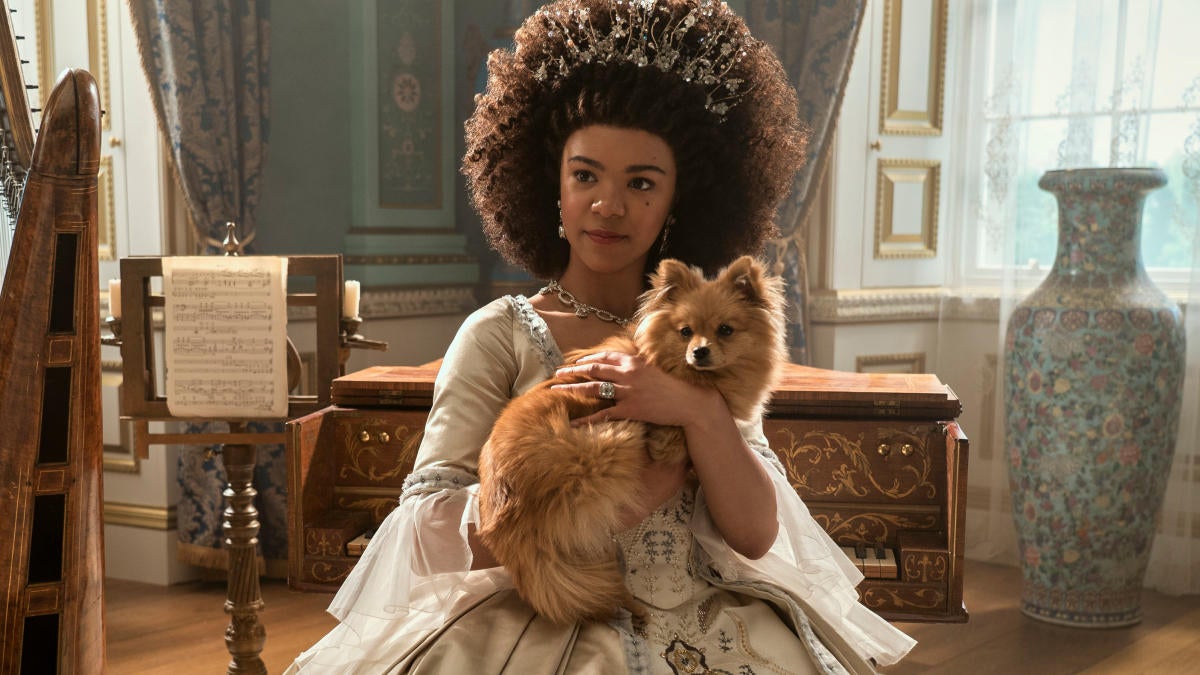 La serie Queen Charlotte de Netflix está certificada fresca en Rotten Tomatoes