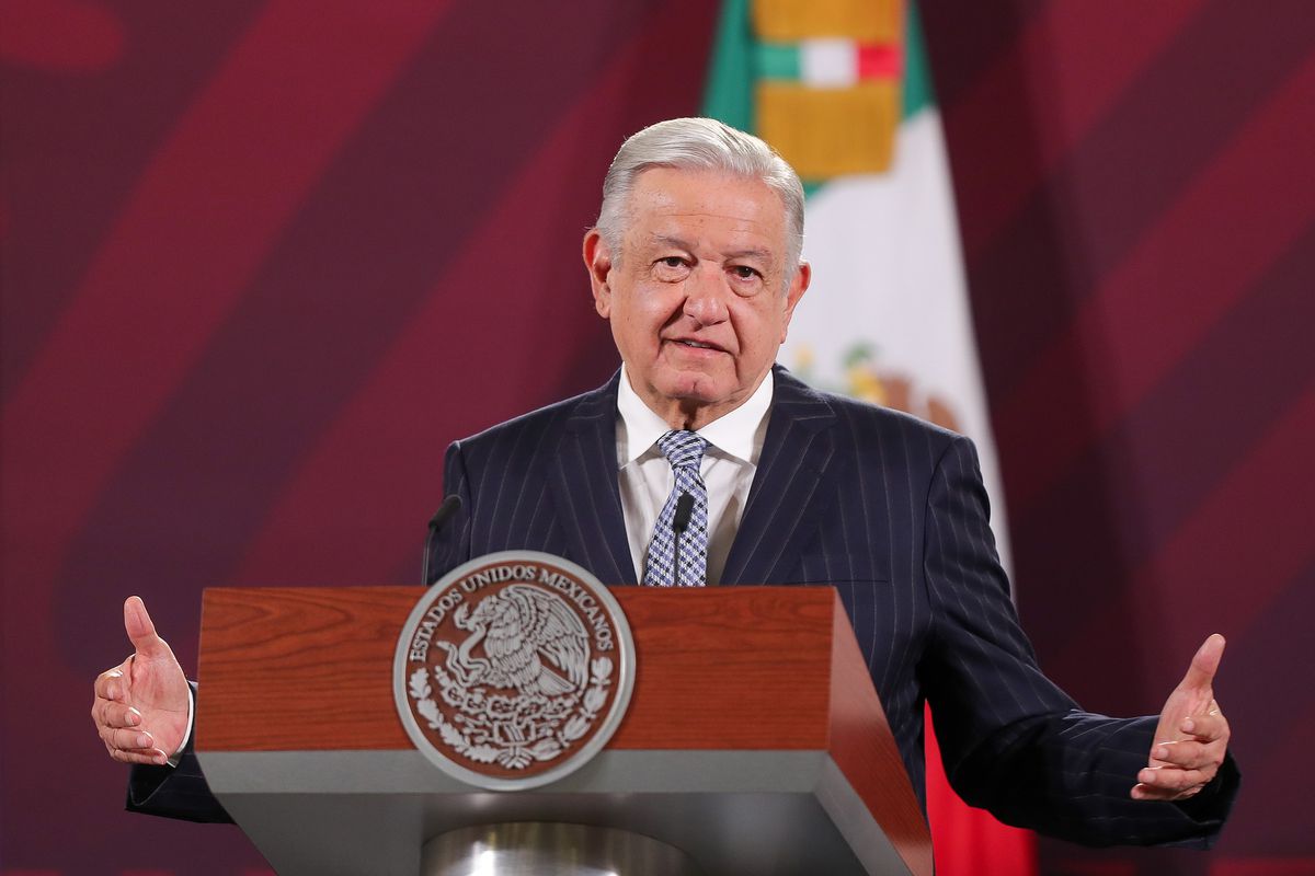 López Obrador anuncia un aumento salarial de 8,2% para los maestros mexicanos
