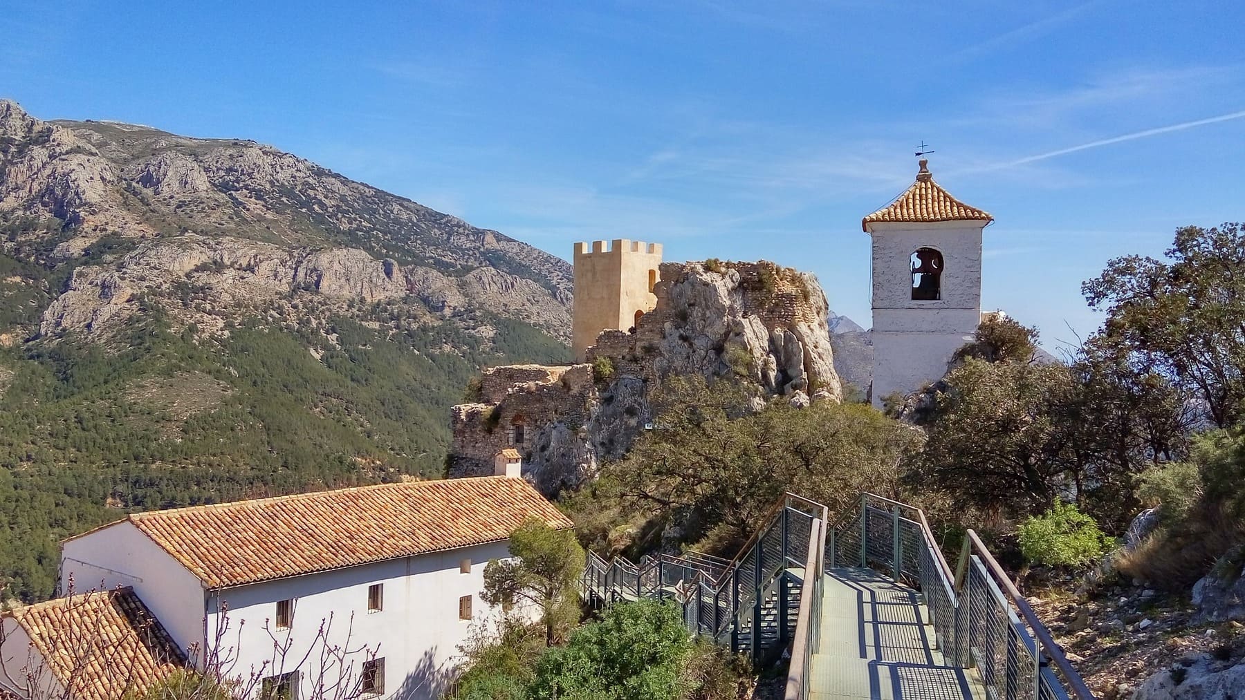 Los 7 pueblos más distintos de España para unas vacaciones baratas e inolvidables