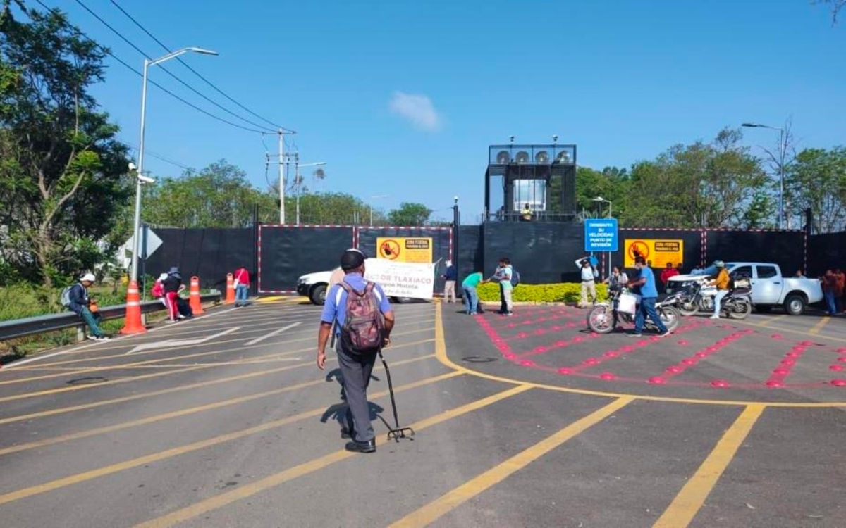 Maestros de la CNTE bloquean acceso al aeropuerto en Oaxaca