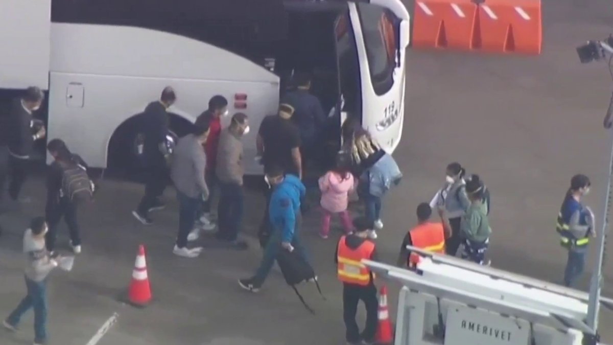 Migrantes llegan a refugios de San Diego tras el fin del título 42