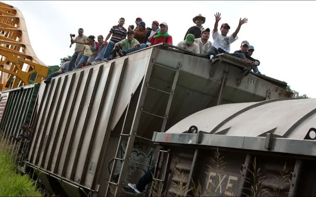 Migrantes toman tren, desesperados por llegar a la frontera