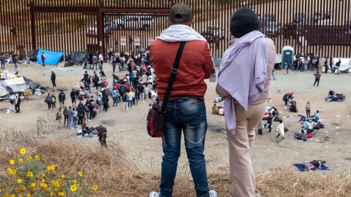 Miles de migrantes aguardan en la frontera el fin del Título 42
