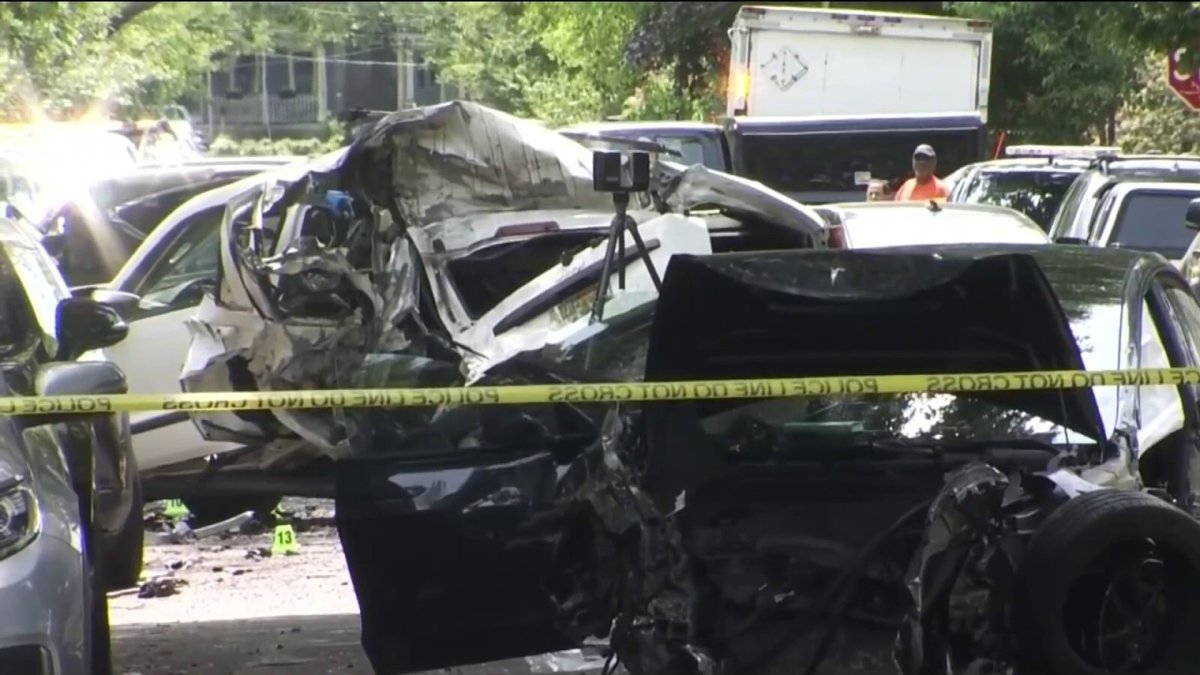 Muere conductor de Tesla tras impactar 9 autos en New Haven, CT