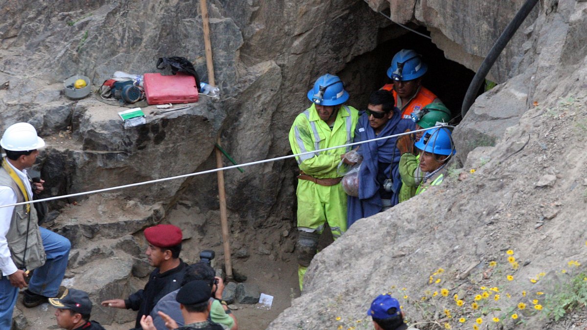 Mueren al menos 27 personas en incendio de una mina en Perú