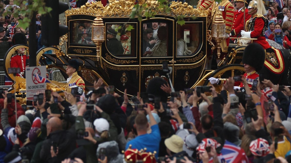 Multitudes se reúnen en las calles de Londres para la coronación del rey Charles III