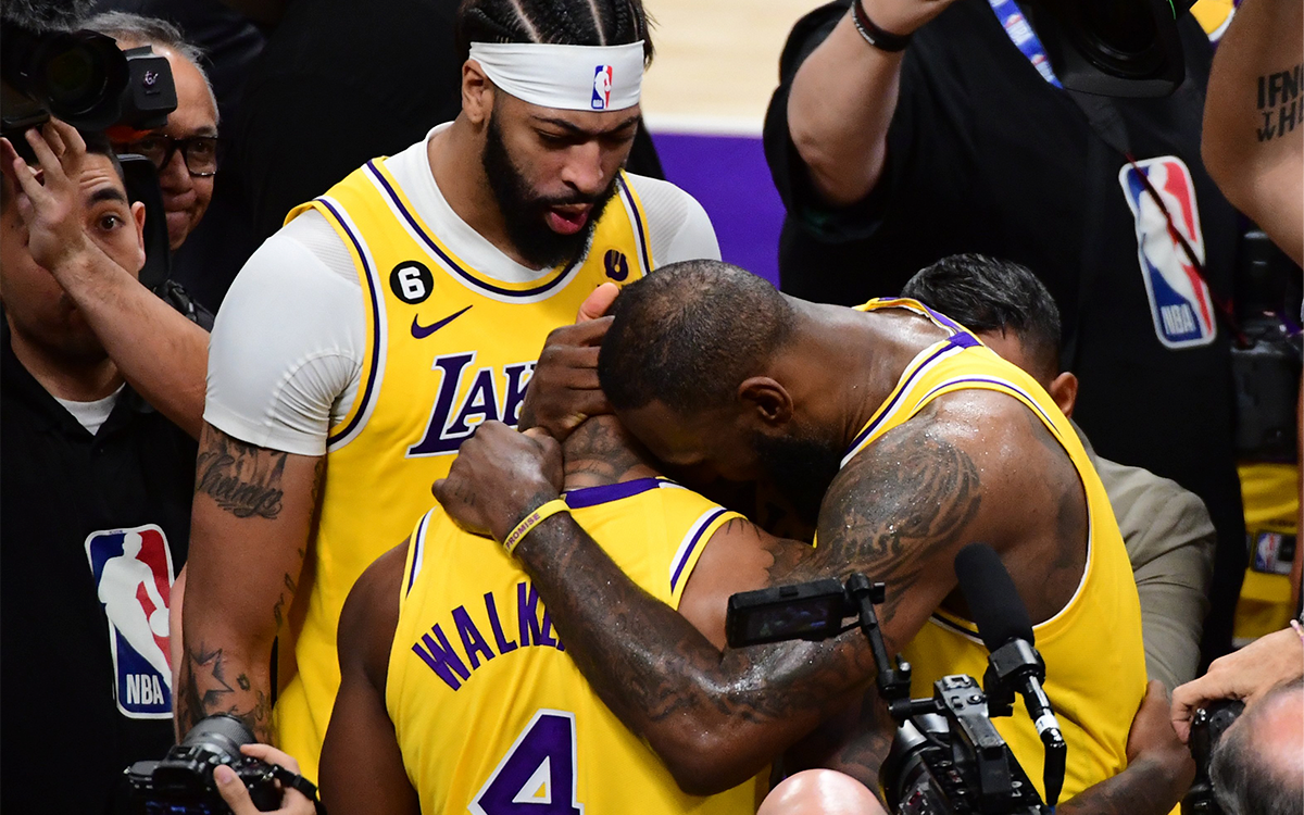 NBA: Con héroe inesperado, los Lakers se colocan a un juego de despedir al campeón