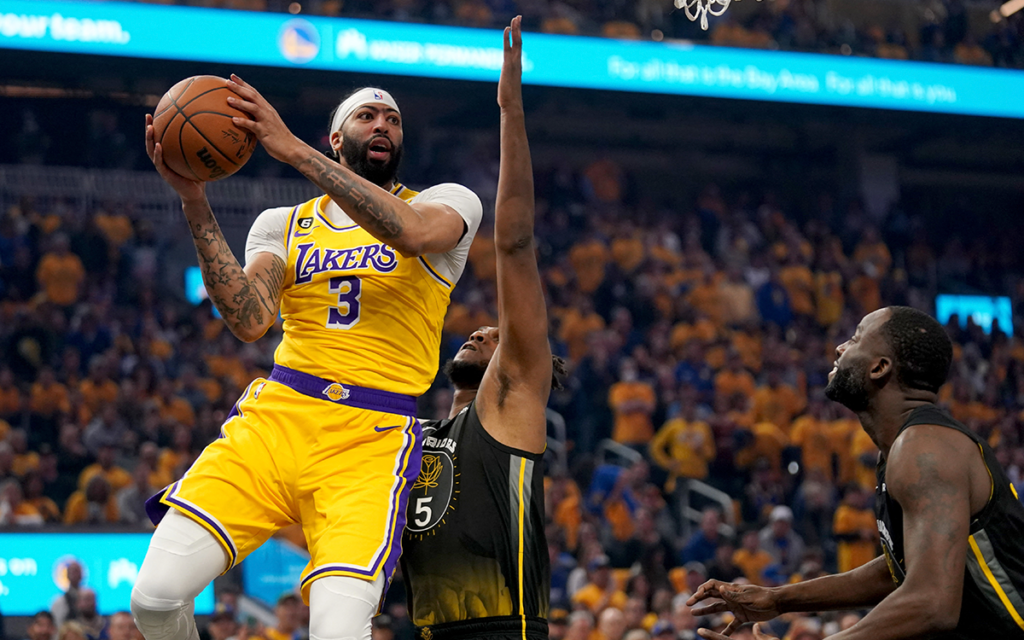 NBA Playoffs: Lakers roban emocionante triunfo en casa de los campeones