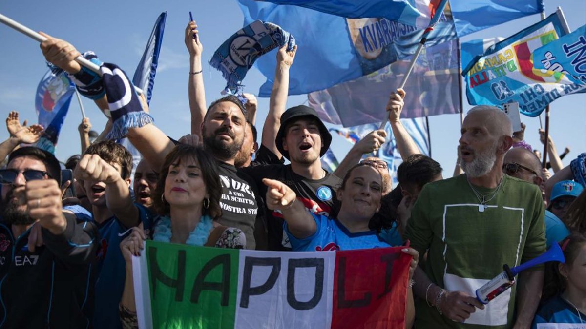 Napoli se consagra campeón del fútbol italiano con su primer título en 33 años