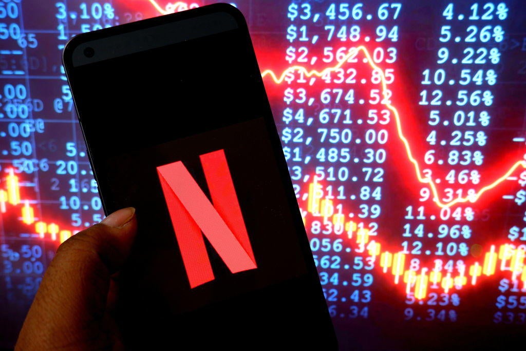 Los inversores de Netflix votan en contra de que los ejecutivos de alto nivel obtengan importantes bonificaciones en medio de la huelga de guionistas