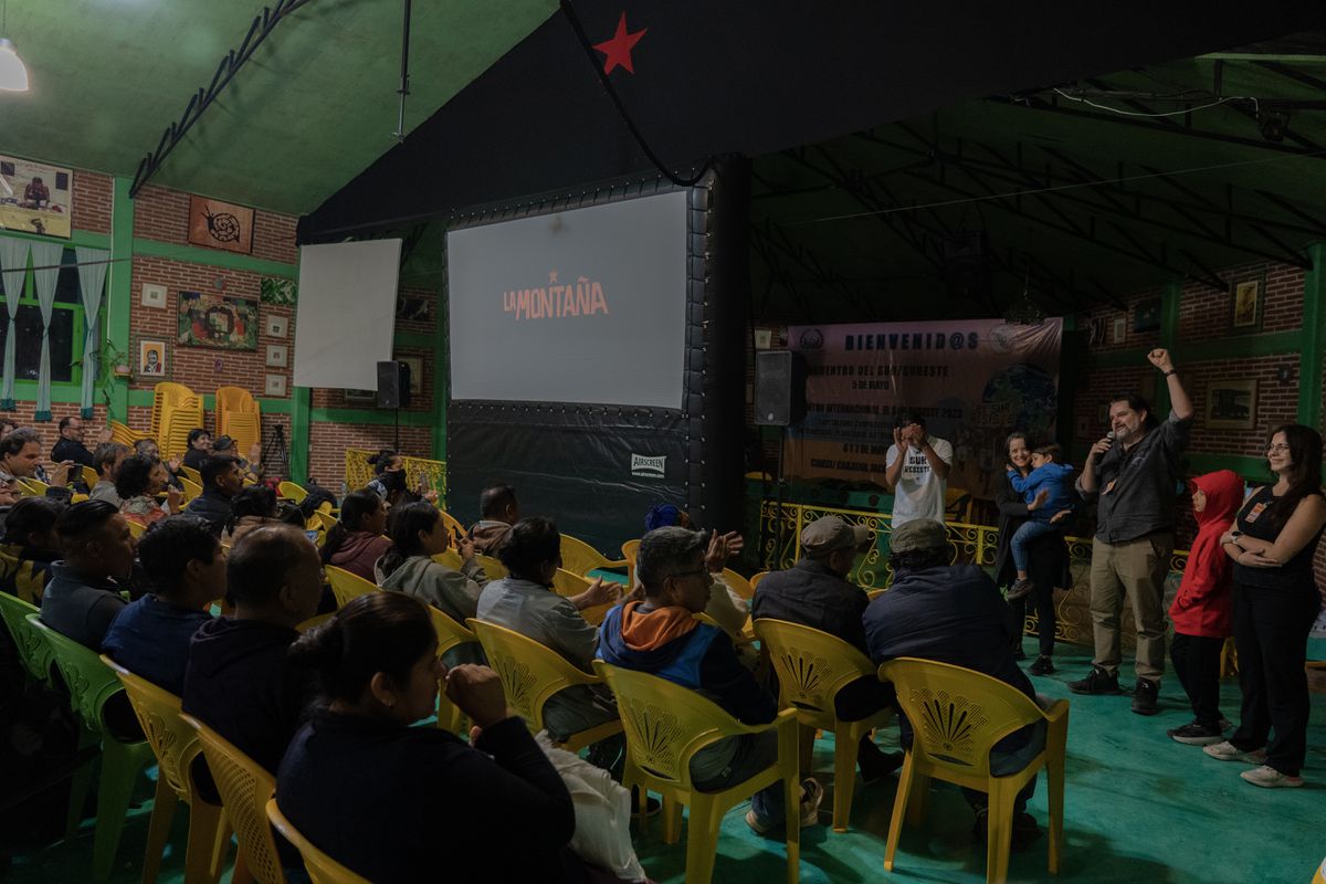 Noche de cine en territorio zapatista para “rehacer el mundo” y un velero en el Atlántico
