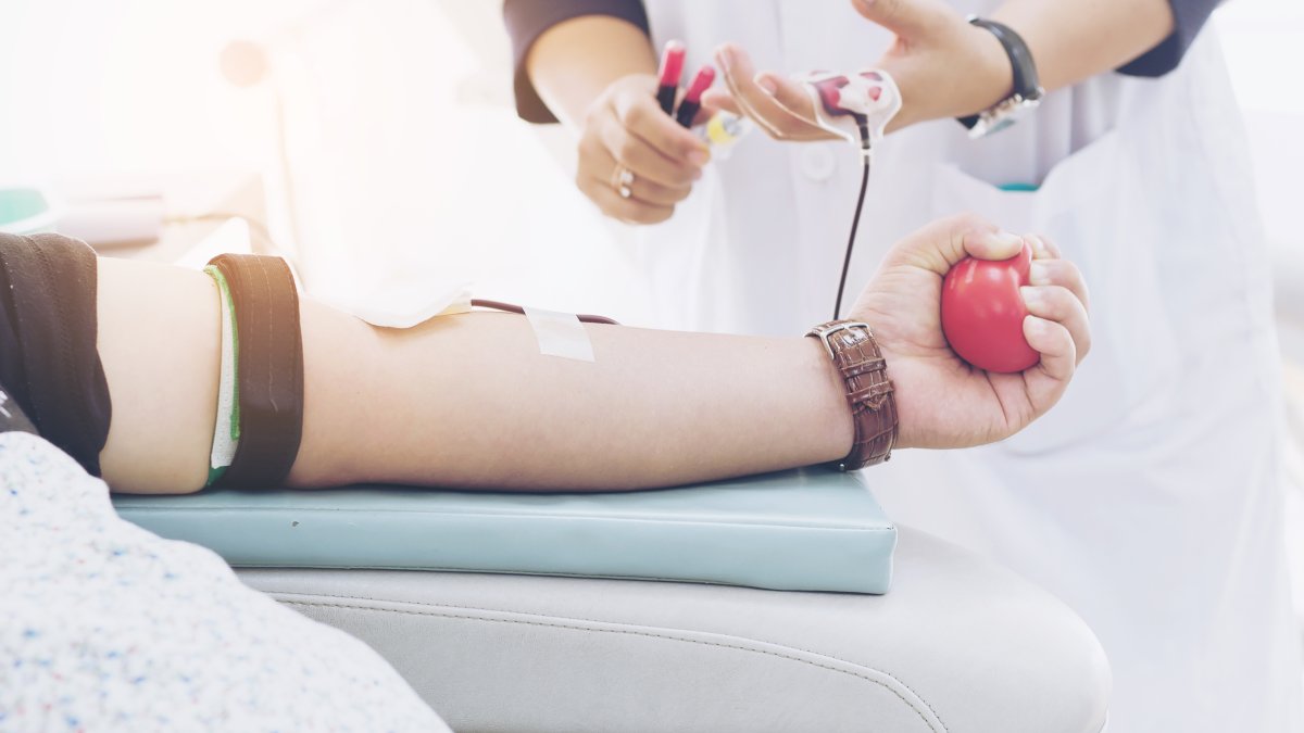 Nueva política de la FDA permite que más hombres gays y bisexuales donen sangre en EEUU