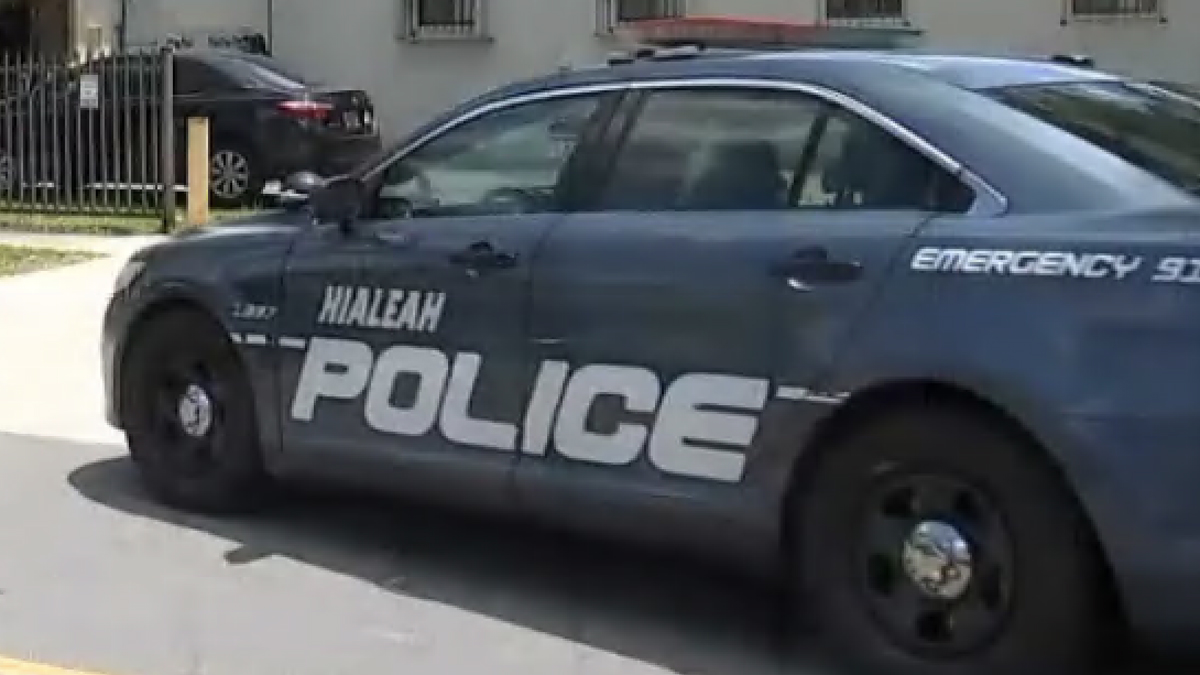 Policía hospitalizado tras ser golpeado por motocicleta robada durante parada de tráfico en Hialeah
