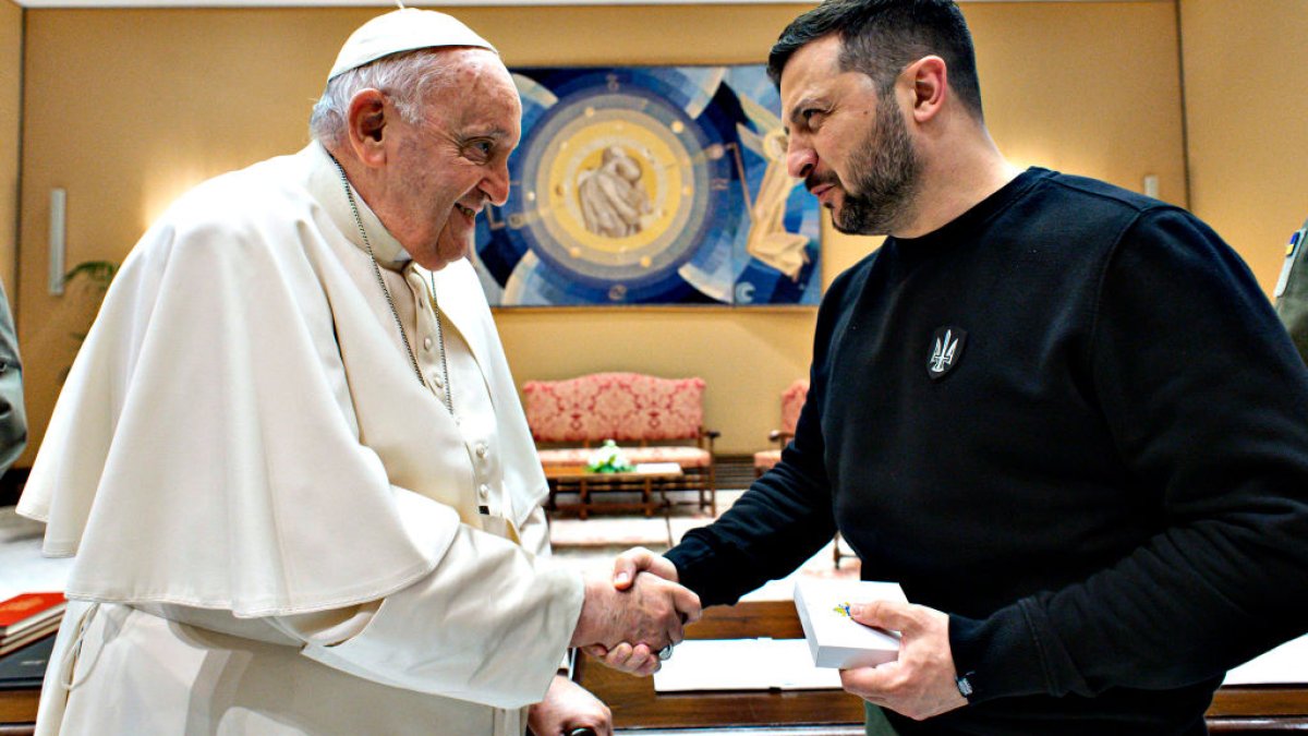 Por primera vez desde que comenzó la guerra, el papa se reúne con Zelensky en el Vaticano