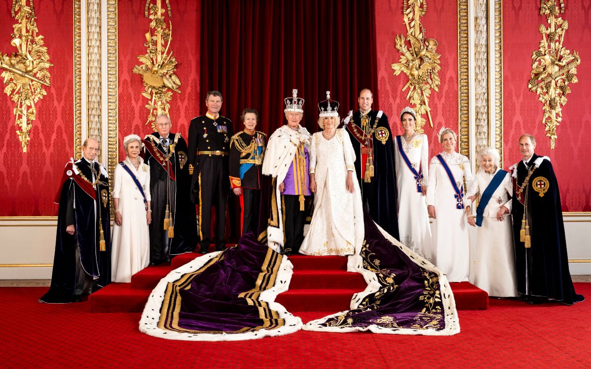 Publican primeros retratos oficiales del rey Carlos y la reina Camila