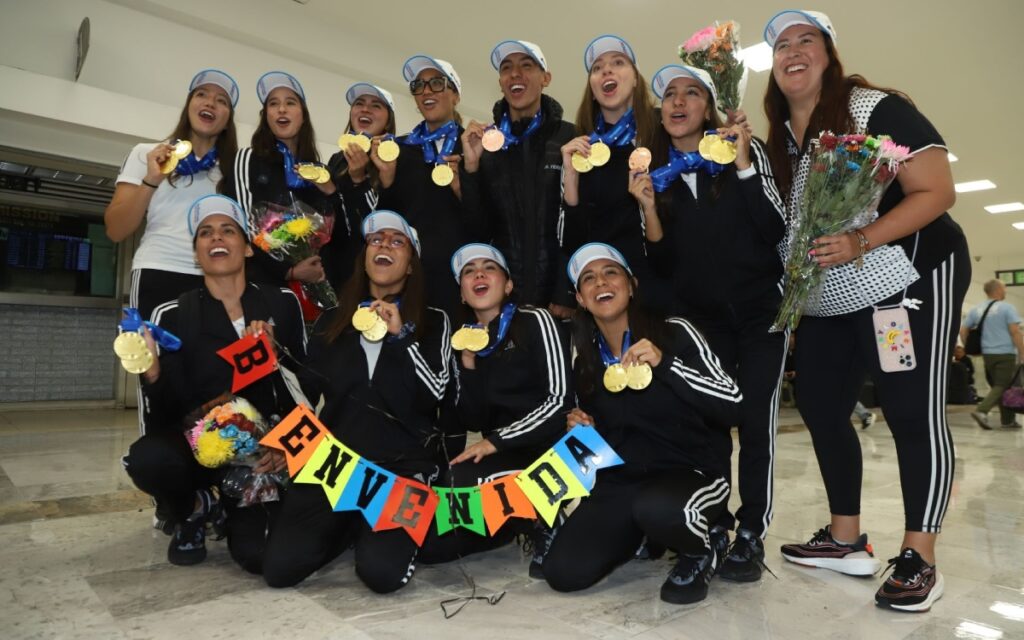 Reciben con flores a Selección Mexicana de Natación Artística en AICM | Fotos