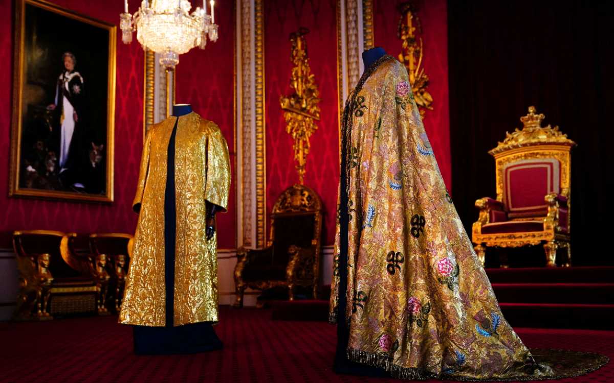 Rey Carlos usará prendas históricas en coronación