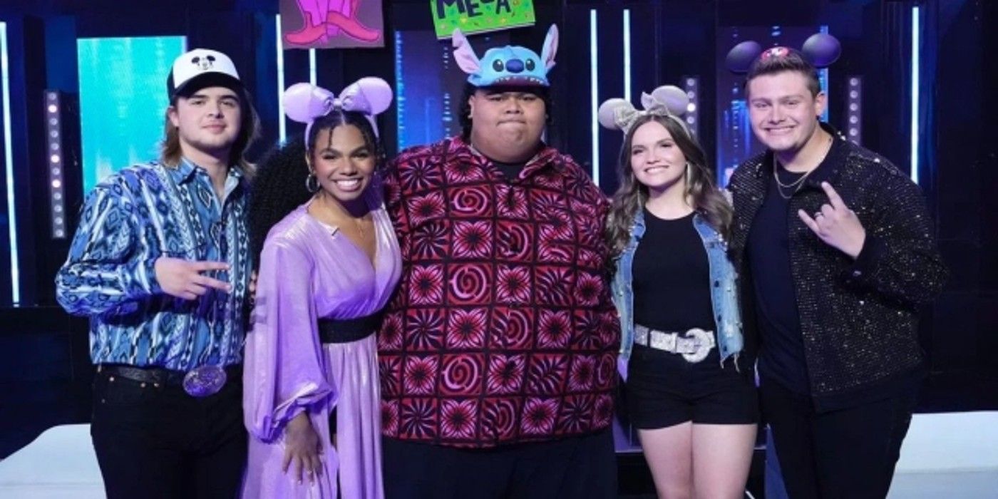 American Idol Season 21 Top 5 finalists smiling