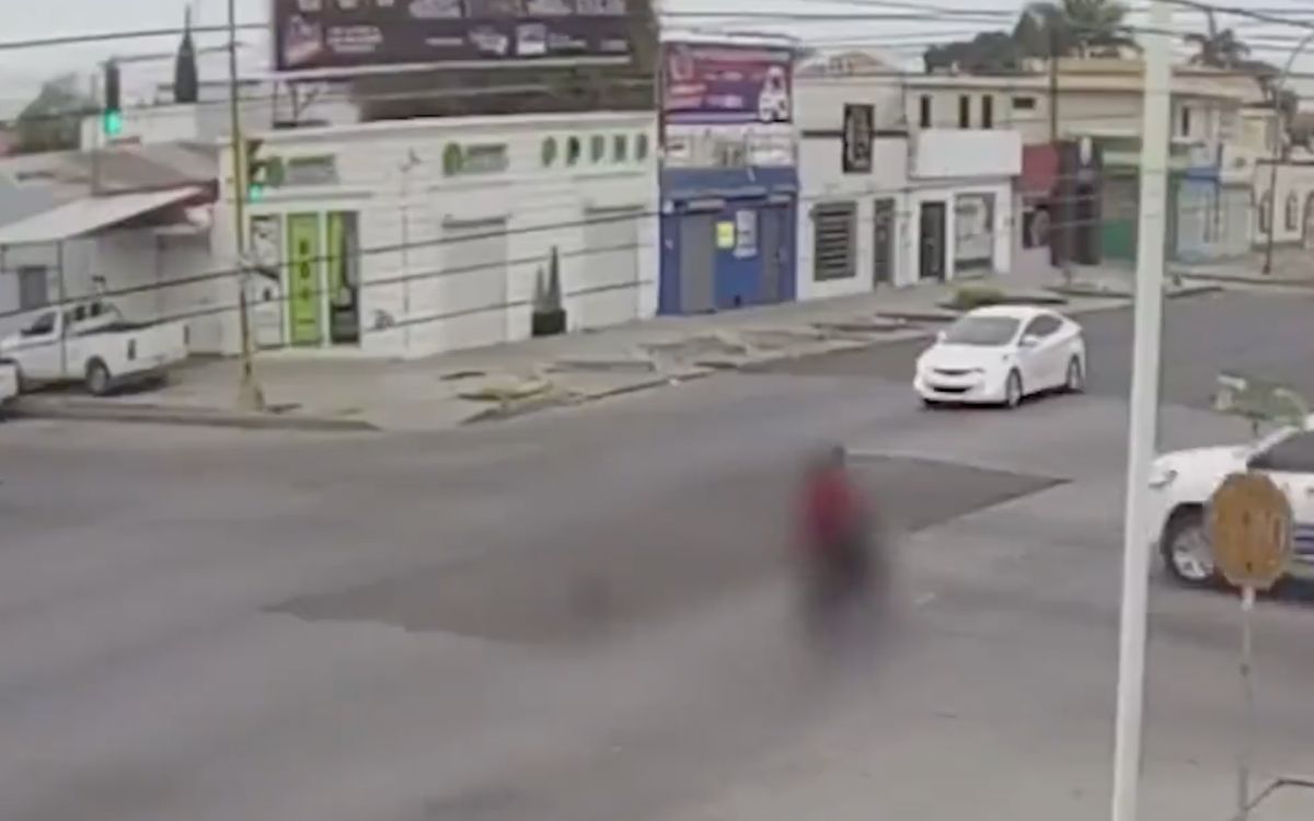 Sonora: Hermanos de 13 y 17 años en moto son embestidos por patrulla | Video
