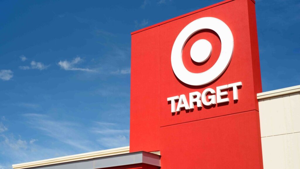 Target retirará ciertos artículos de sus tiendas y realizará otros cambios en su mercadería LGBTQ+