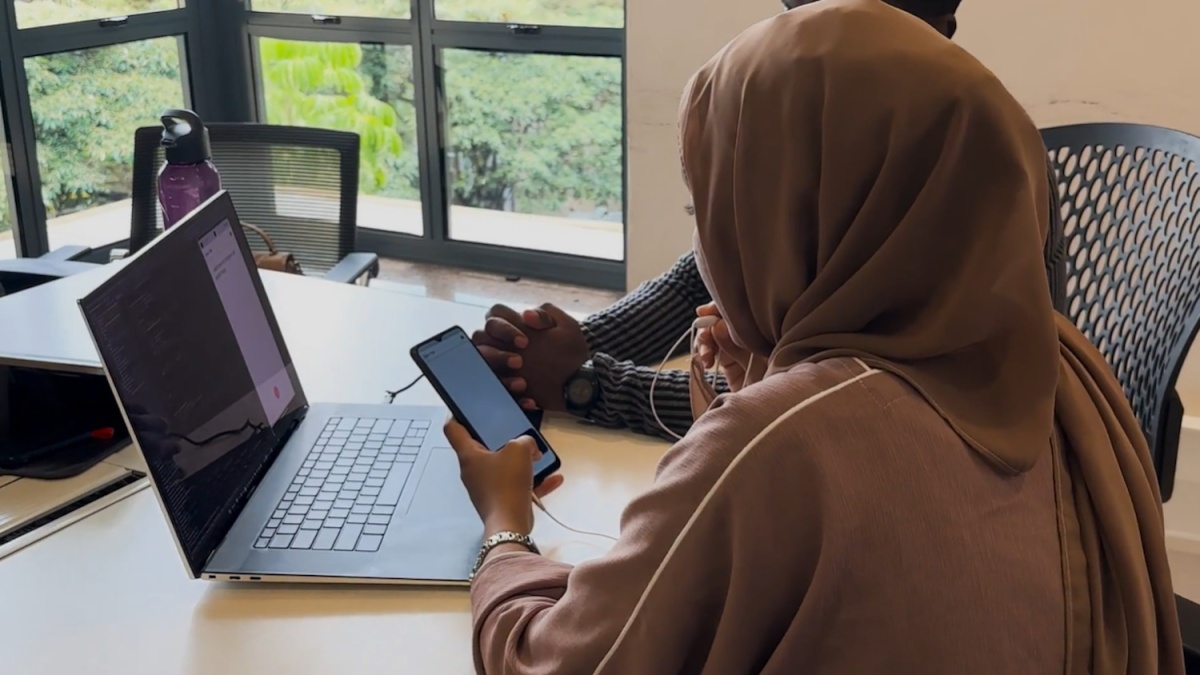 Tawi de Kenia se enfrenta al trastorno del procesamiento auditivo para ganar la Microsoft Imagine Cup
