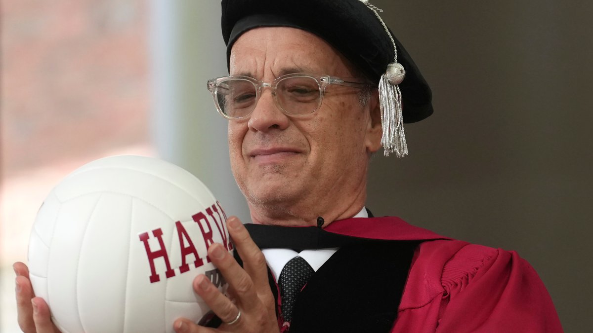 Tom Hanks insta a graduados de Harvard a defender la verdad y resistir la indiferencia