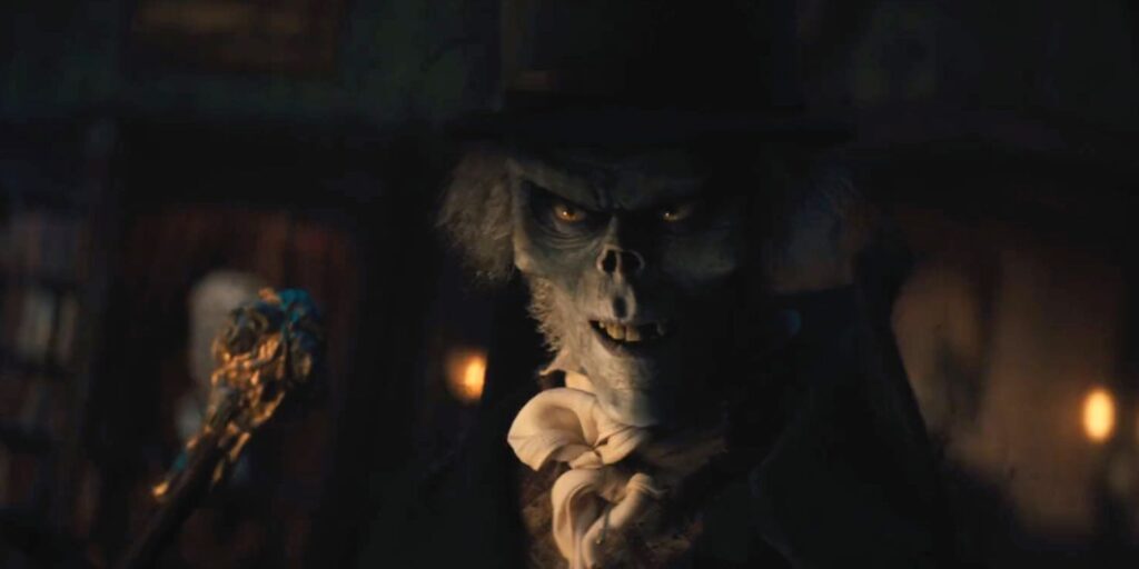 The Hatbox Ghost smiling menacingly in Haunted Mansion