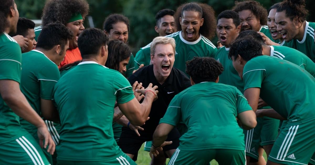 Tráiler de ‘Next Goal Wins’: Michael Fassbender interpreta a un entrenador de fútbol con poca suerte en la próxima película de Taika Waititi