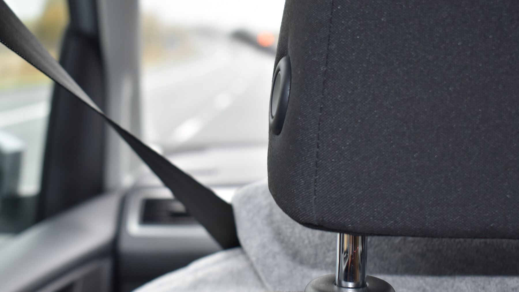 Tu coche esconde un botón oculto en cinturón de seguridad que jamás habrías adivinado para qué sirve