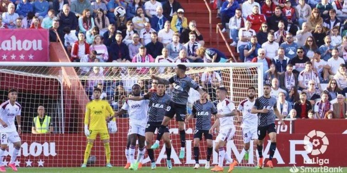 Un gol en propia meta en el añadido frustra el triunfo del Albacete