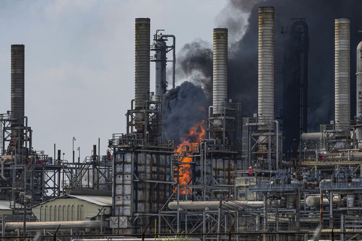 Un incendio consume una parte de la refinería de Deer Park, en Texas