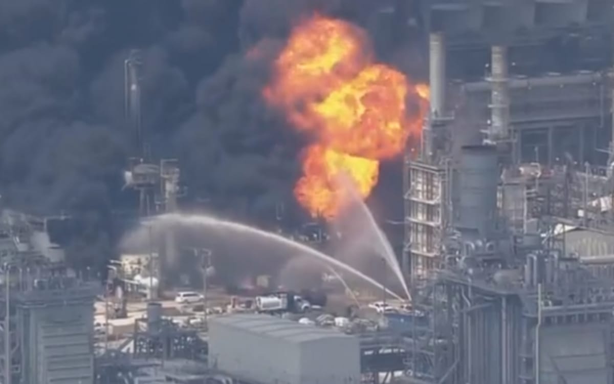 Videos | Reportan incendio en refinería Deer Park en Texas; Pemex lo niega