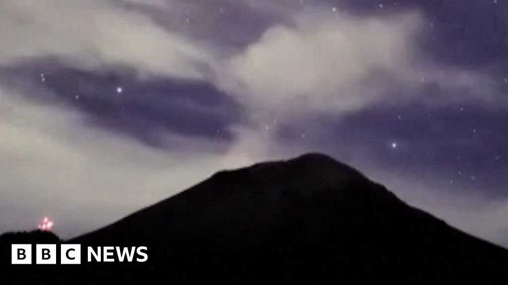 Volcán mexicano arroja humo al cielo estrellado