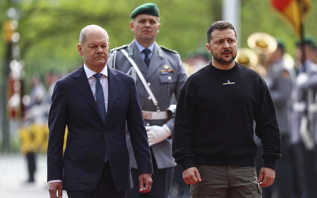 Zelenski es recibido con honores militares en Alemania