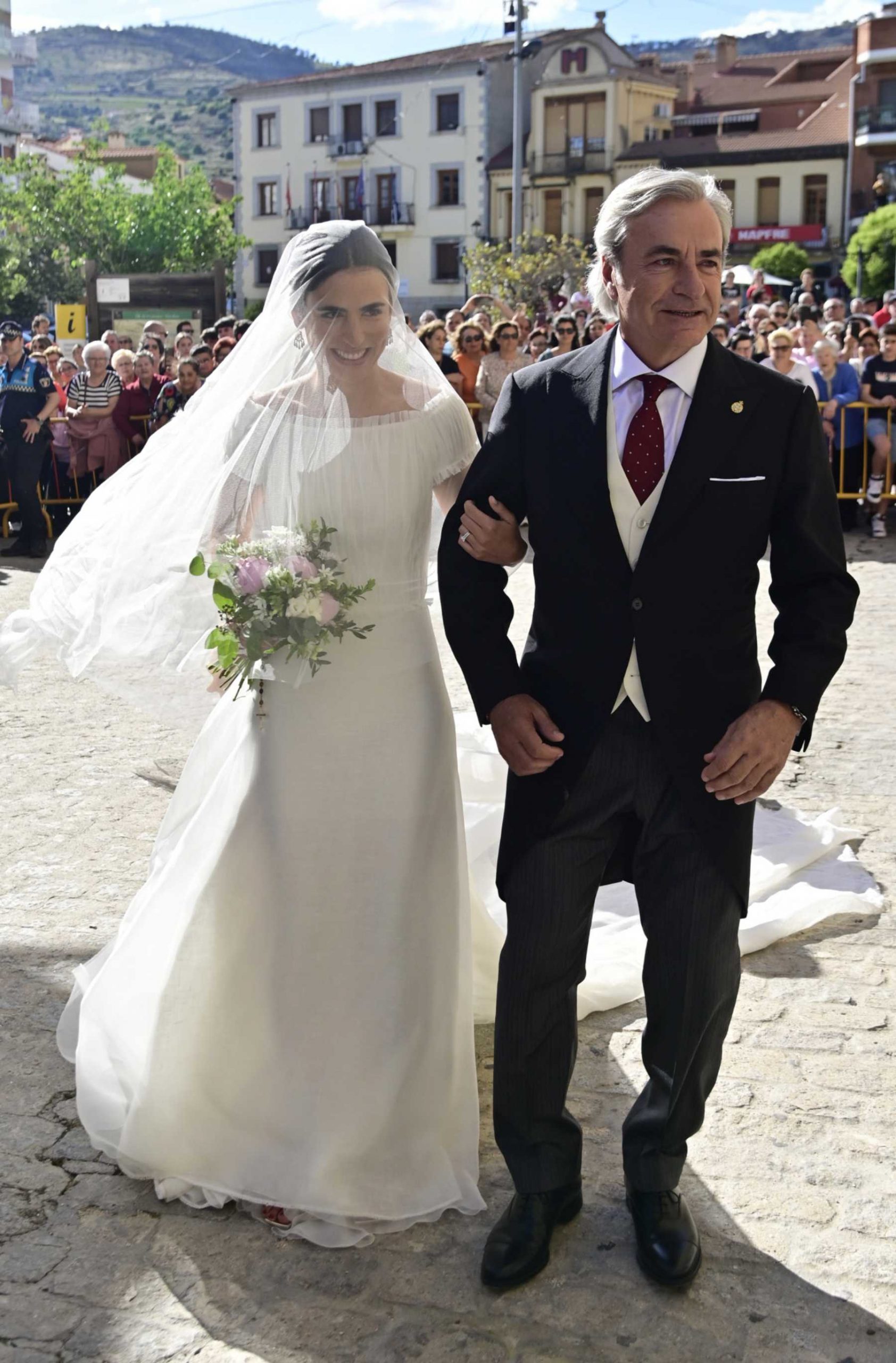 Carlos Sainz y Blanca Sainz en el día del matrimonio de la joven / Gtres